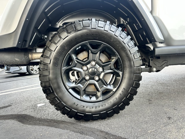 2023 Silver Zynith Clearcoat Jeep Gladiator Willys 4X4 Truck