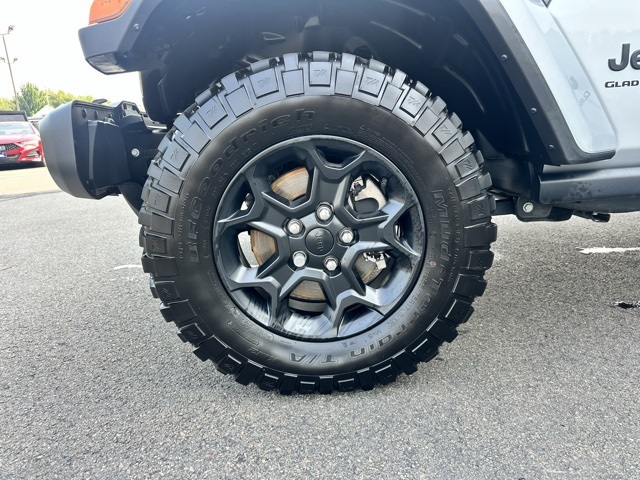 2023 Silver Zynith Clearcoat Jeep Gladiator Willys 4X4 Truck