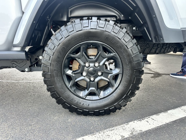 2023 Silver Zynith Clearcoat Jeep Gladiator Willys 4X4 Truck