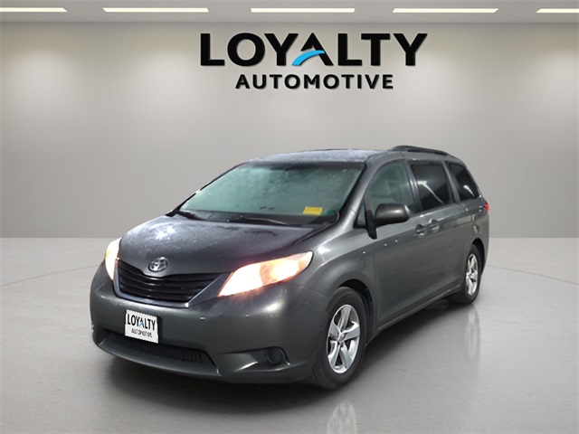 2011 Toyota Sienna LE's photo