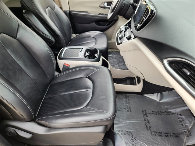 2024 Brilliant Black Crystal Pearlcoat Chrysler Pacifica Touring L FWD Van
