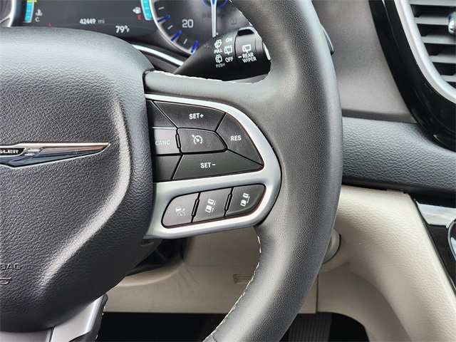 2024 Brilliant Black Crystal Pearlcoat Chrysler Pacifica Touring L FWD Van