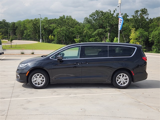 2024 Brilliant Black Crystal Pearlcoat Chrysler Pacifica Touring L FWD Van