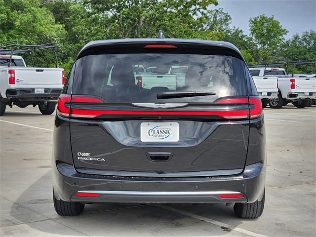2024 Brilliant Black Crystal Pearlcoat Chrysler Pacifica Touring L FWD Van