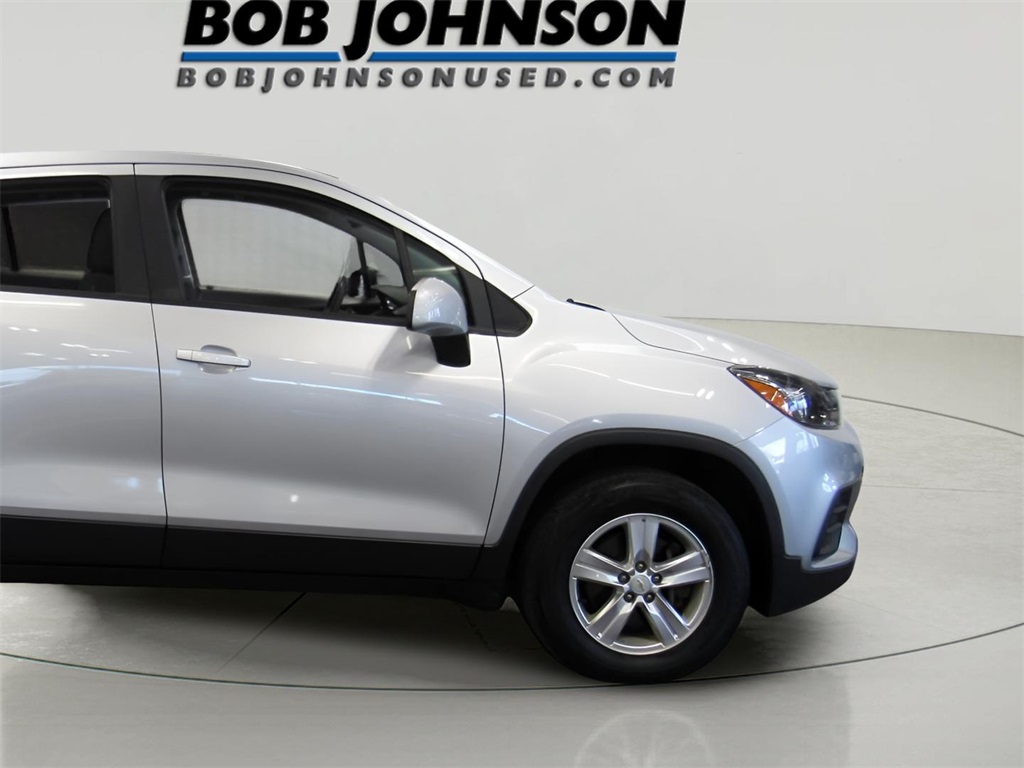 2022 Chevrolet Trax LS photo 2