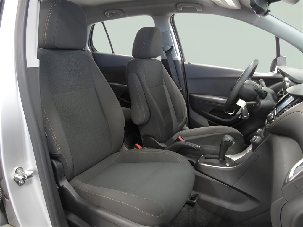 2022 Chevrolet Trax LS photo 3