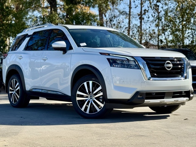 2025 Nissan Pathfinder Platinum's photo