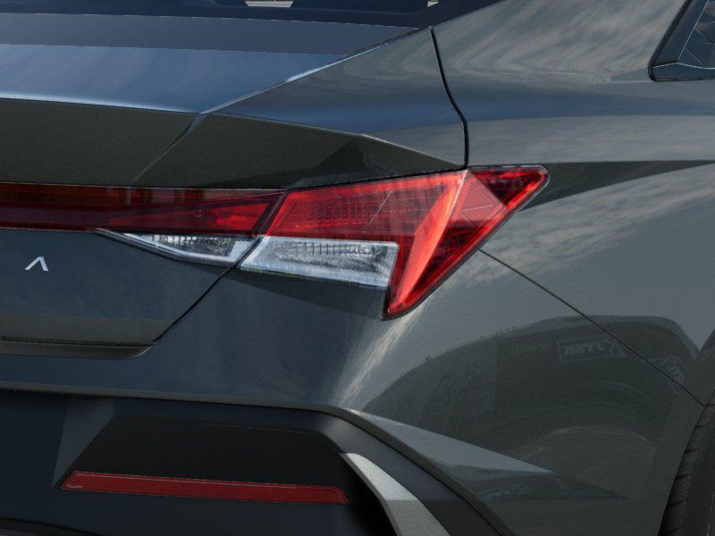 2025 Hyundai Elantra SE photo 8