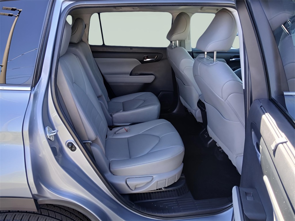 2023 Toyota Highlander XLE photo 24