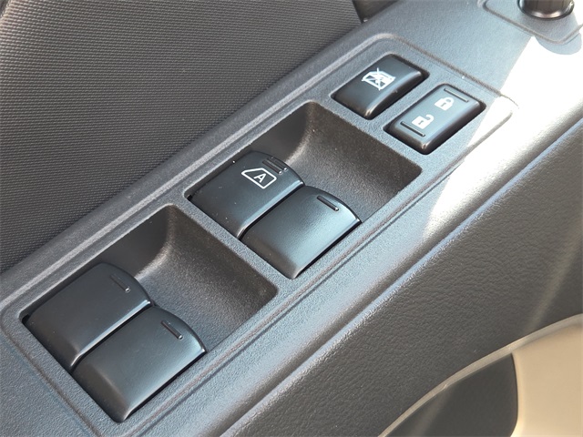 2022 Nissan Frontier SV Crew Cab photo 17