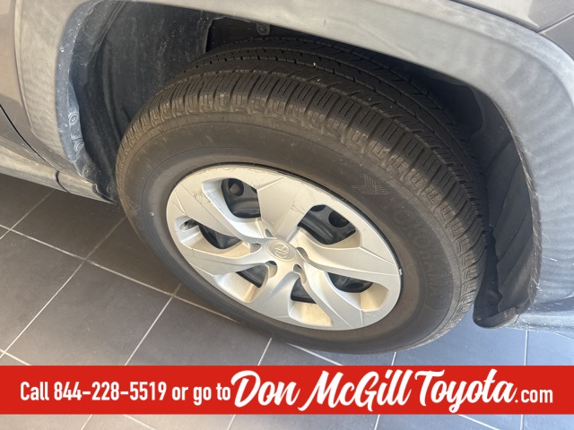 2019 Toyota RAV4 LE photo 3