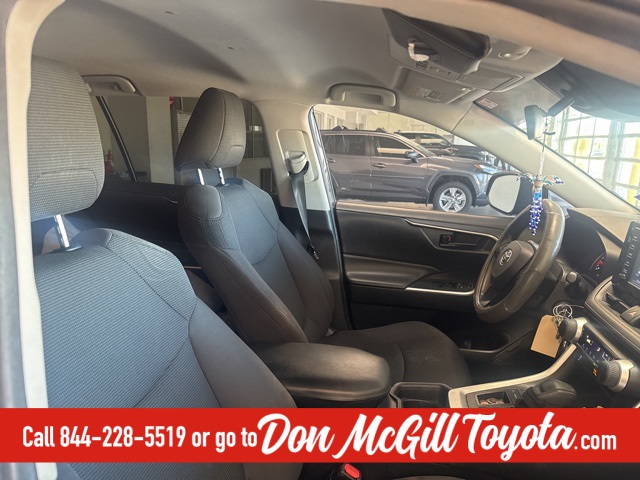 2019 Toyota RAV4 LE photo 4