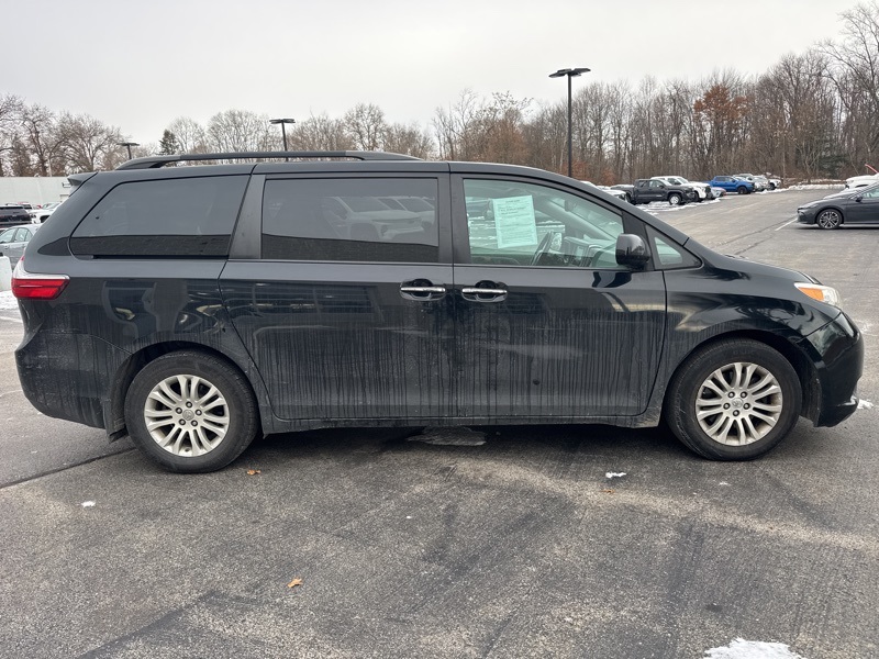 2017 Toyota Sienna XLE photo 2