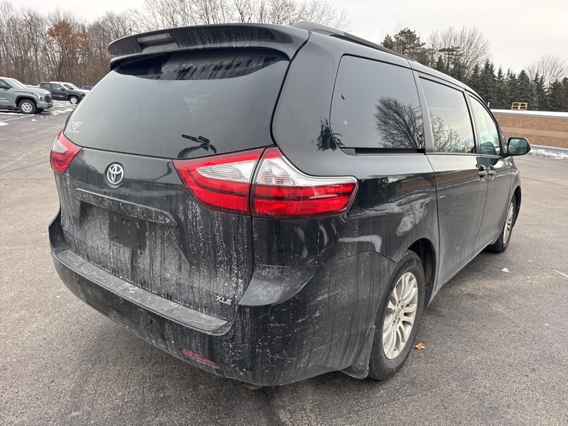 2017 Toyota Sienna XLE photo 3