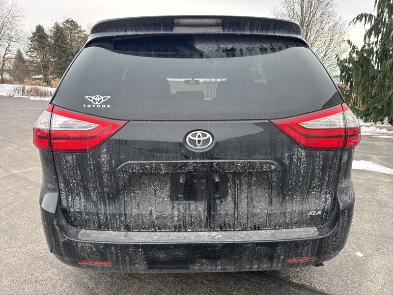 2017 Toyota Sienna XLE photo 4
