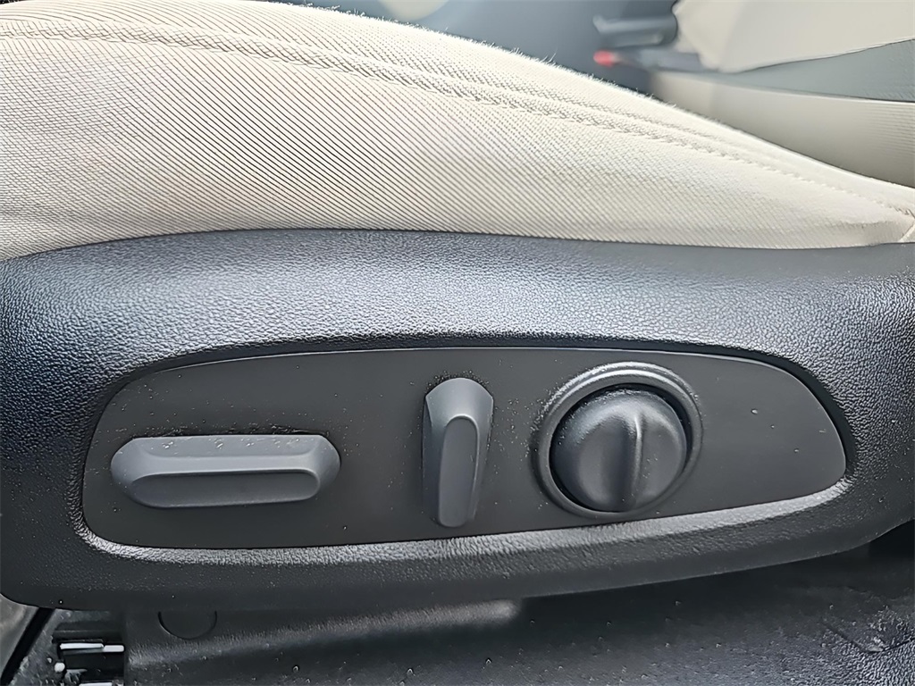 2023 Chevrolet Traverse Cloth photo 2