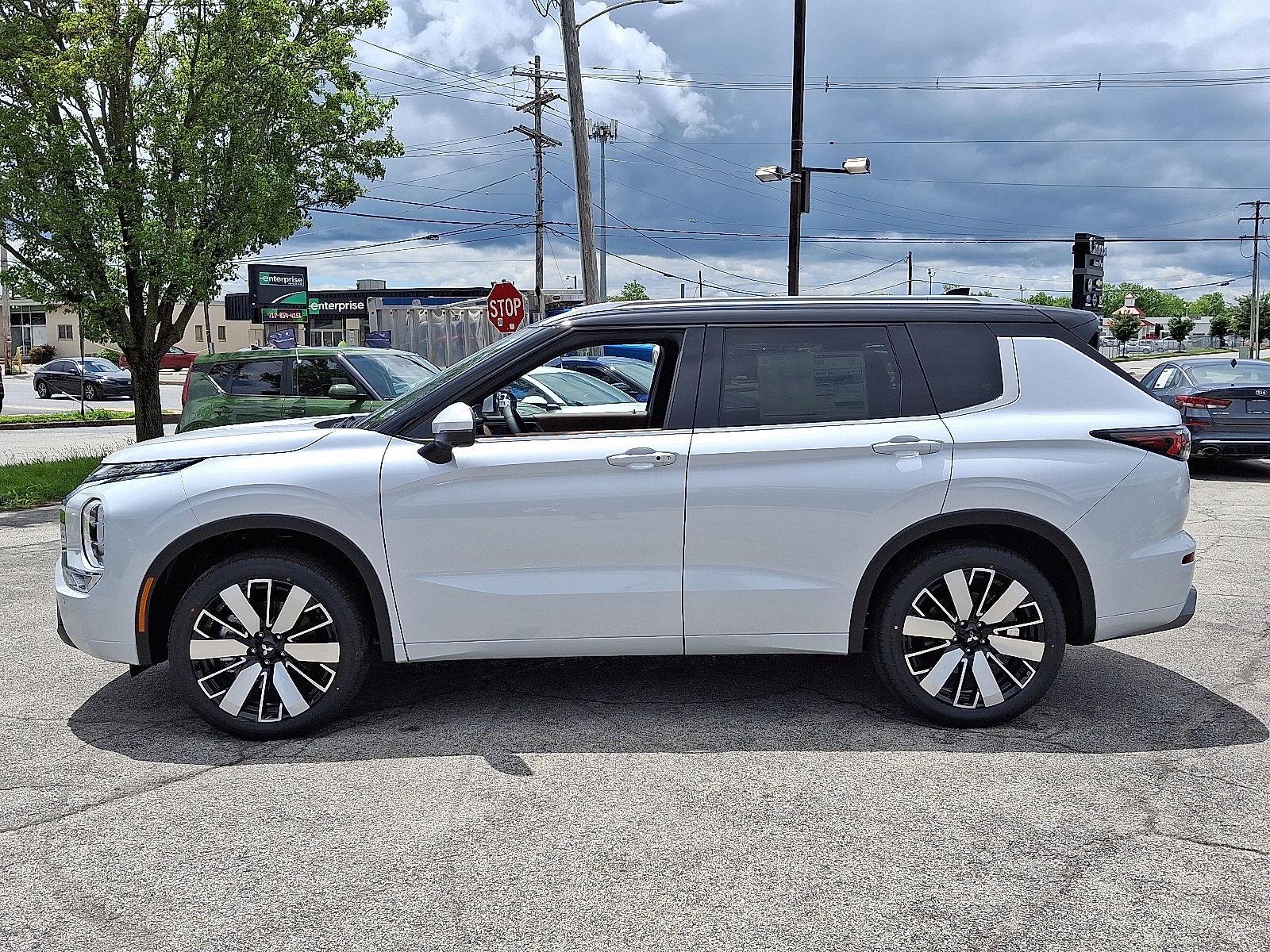 2025 Mitsubishi Outlander SEL photo 2