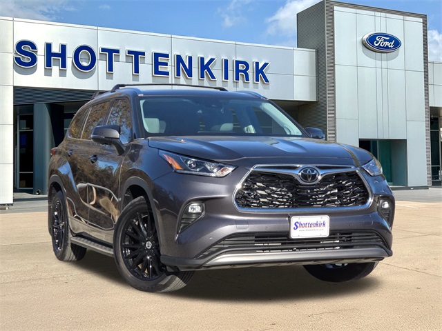 2023 Toyota Highlander Platinum's photo