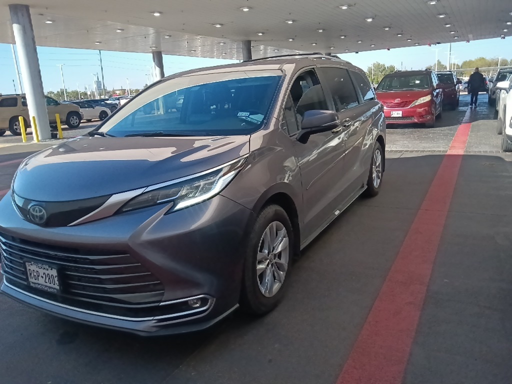 2022 Toyota Sienna Limited's photo