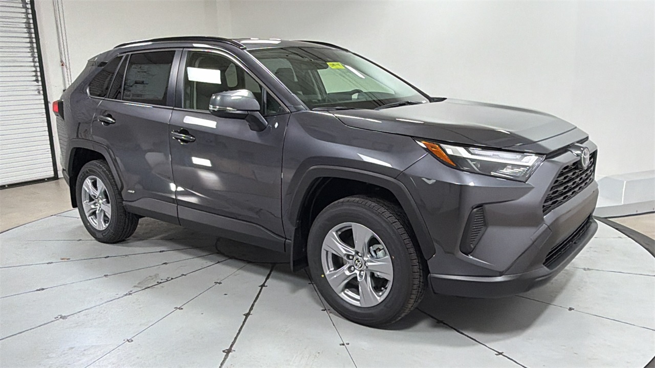 2025 Toyota RAV4 Hybrid XLE photo 3