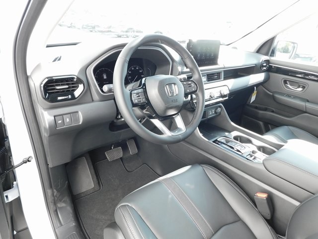 New 2025 Honda Pilot Touring 4D Sport Utility