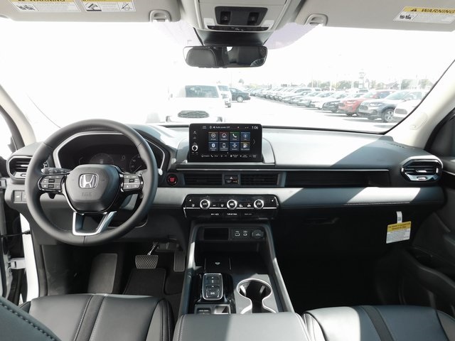 New 2025 Honda Pilot Touring 4D Sport Utility