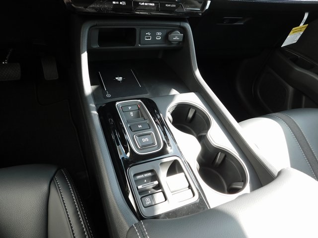 New 2025 Honda Pilot Touring 4D Sport Utility