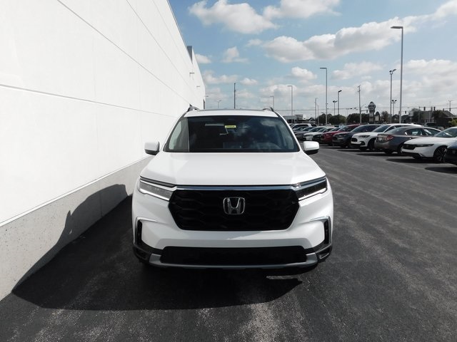 New 2025 Honda Pilot Touring 4D Sport Utility