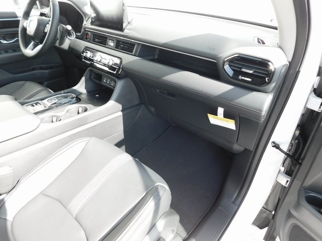 New 2025 Honda Pilot Touring 4D Sport Utility