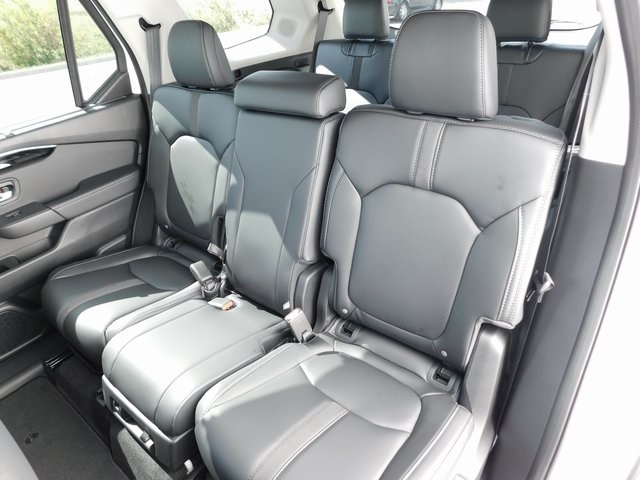 New 2025 Honda Pilot Touring 4D Sport Utility