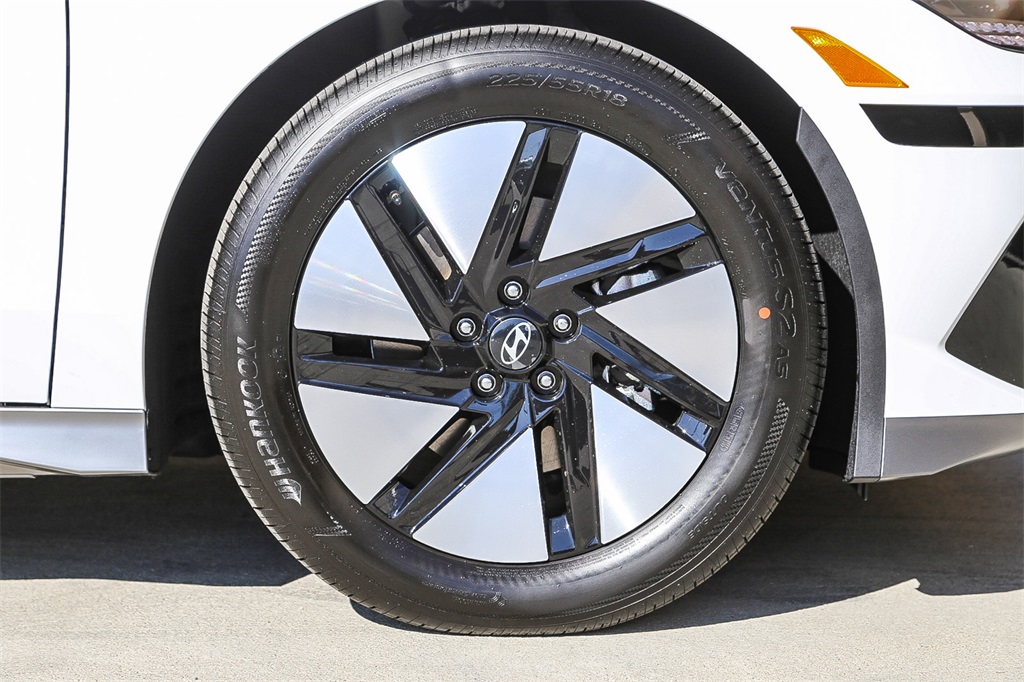 2025 Hyundai Ioniq 6 SE Standard Range photo 3