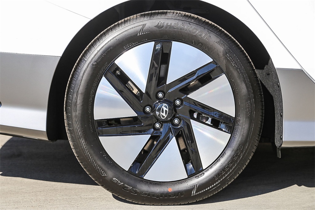 2025 Hyundai Ioniq 6 SE Standard Range photo 4