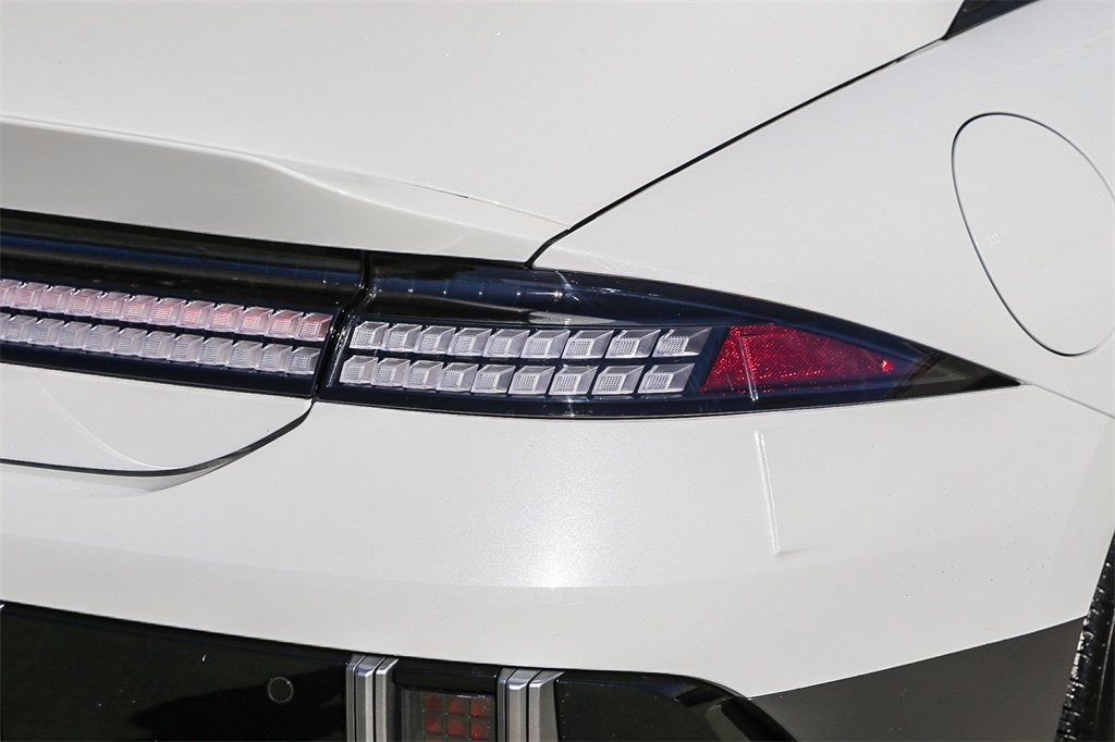 2025 Hyundai Ioniq 6 SE Standard Range photo 2