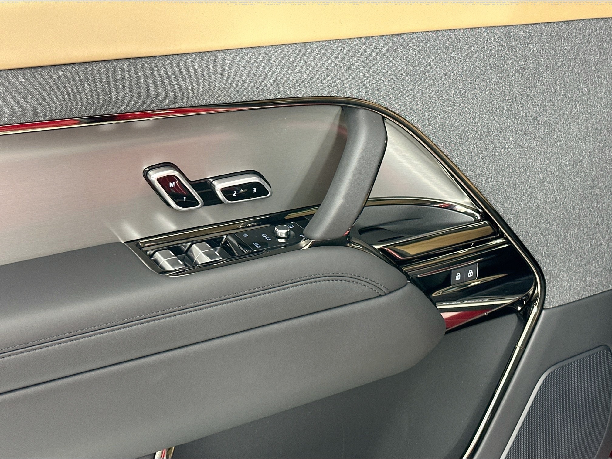 new 2025 Land Rover Range Rover Sport car, priced at $114,240