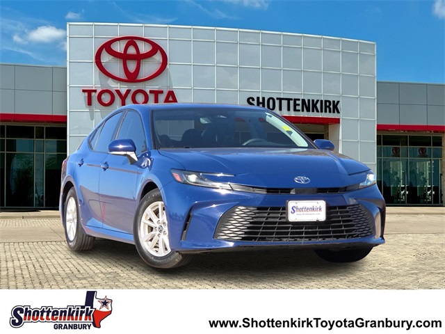 2025 Toyota Camry LE's photo