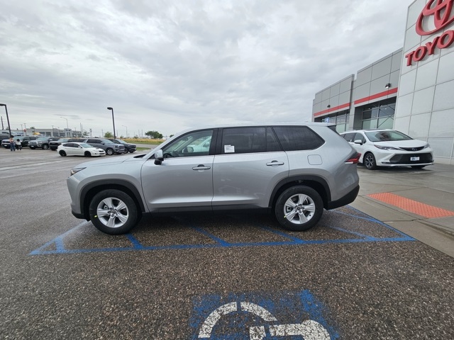2025 Toyota Highlander Hybrid LE photo 8