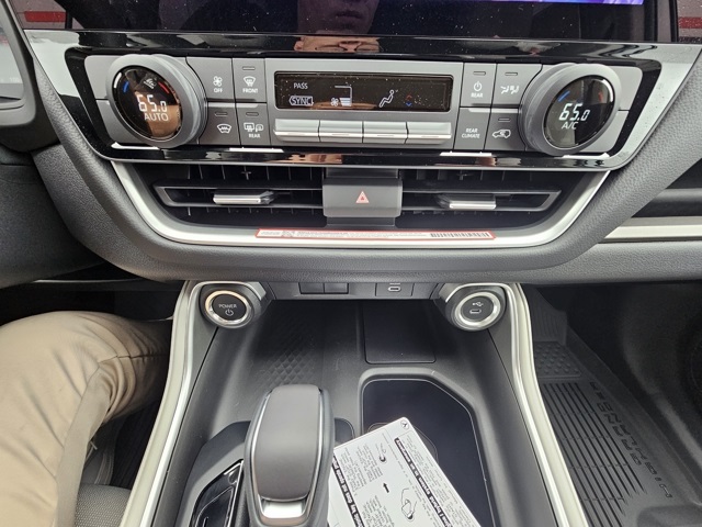2025 Toyota Highlander Hybrid LE photo 13