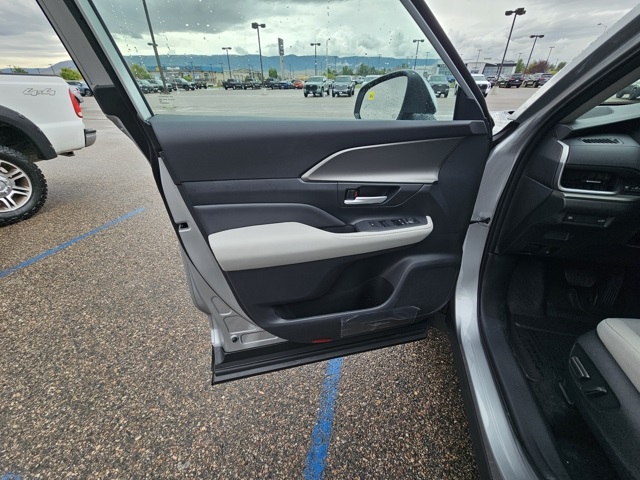 2025 Toyota Highlander Hybrid LE photo 16