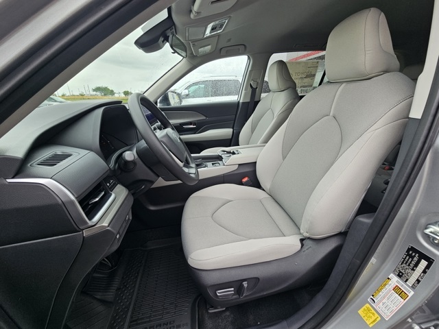 2025 Toyota Highlander Hybrid LE photo 17