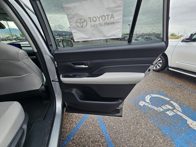 2025 Toyota Highlander Hybrid LE photo 24