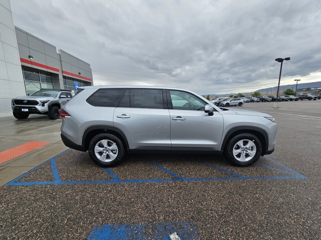 2025 Toyota Highlander Hybrid LE photo 2