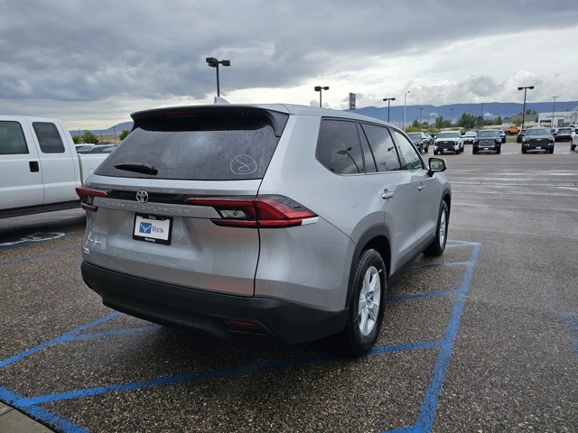 2025 Toyota Highlander Hybrid LE photo 3
