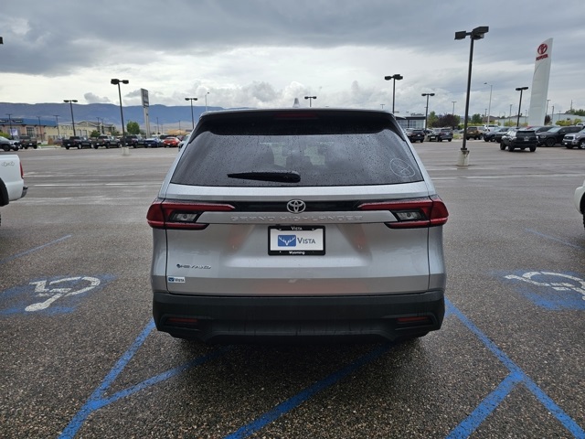 2025 Toyota Highlander Hybrid LE photo 4