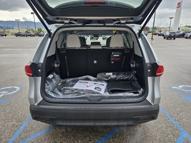 2025 Toyota Highlander Hybrid LE photo 5