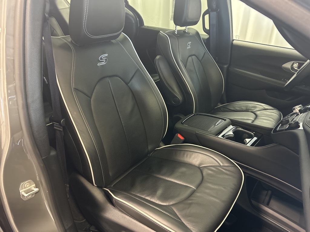 used 2025 Chrysler Pacifica car, priced at $33,885