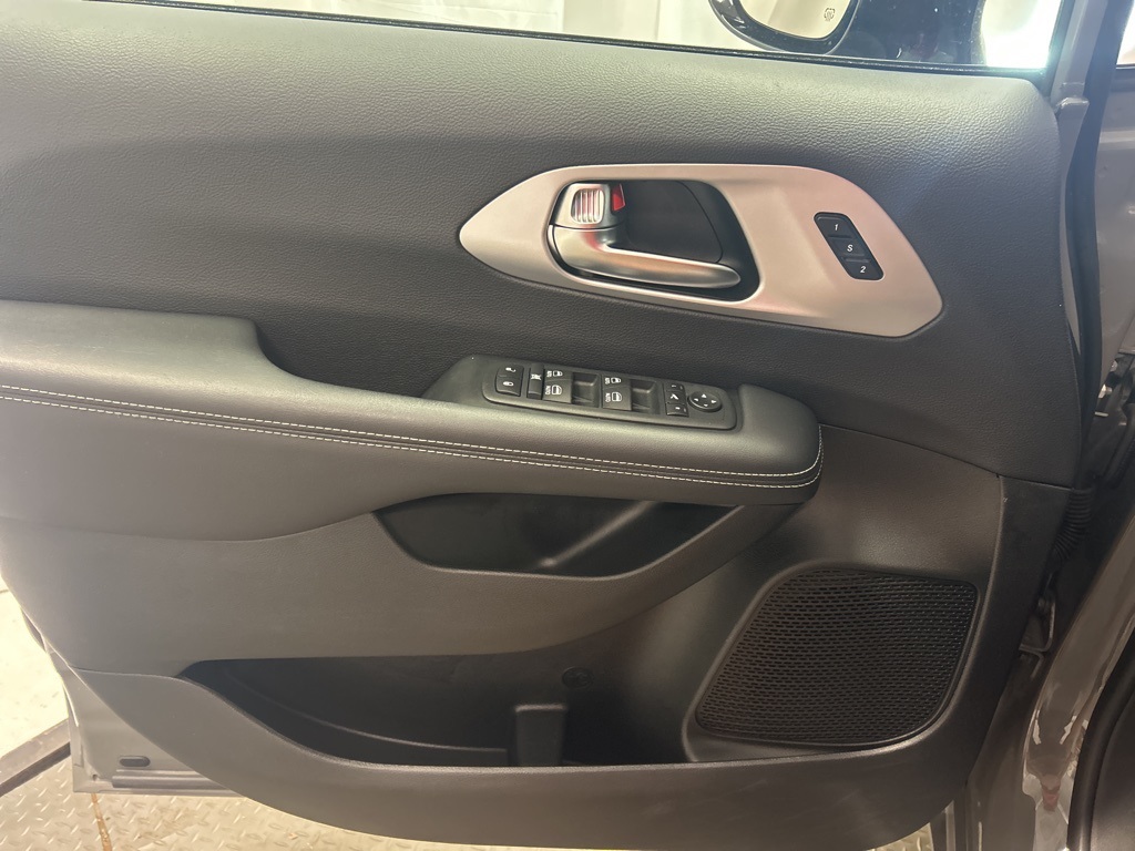 used 2025 Chrysler Pacifica car, priced at $33,885