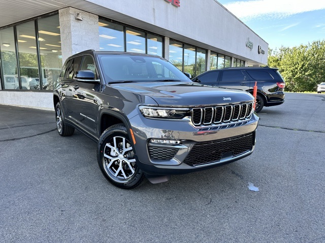 2025 Baltic Gray Metallic Clearcoat Jeep Grand Cherokee Limited 4X4 SUV