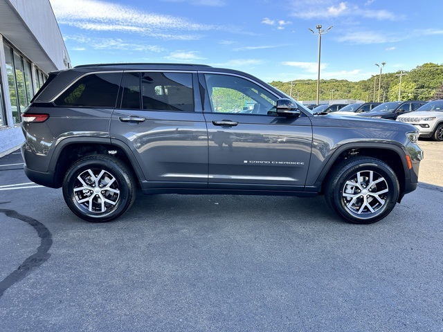 2025 Baltic Gray Metallic Clearcoat Jeep Grand Cherokee Limited 4X4 SUV