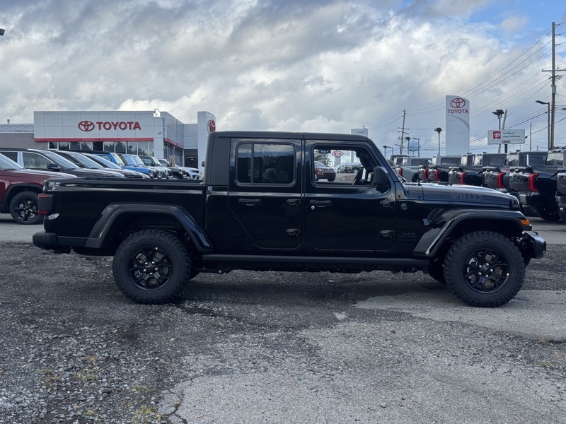 2025 Jeep Gladiator Willys photo 2