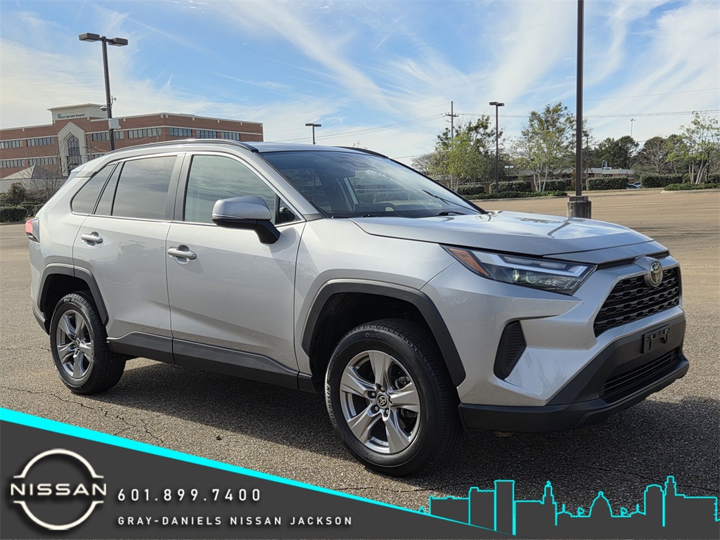 2024 Toyota RAV4 XLE's photo